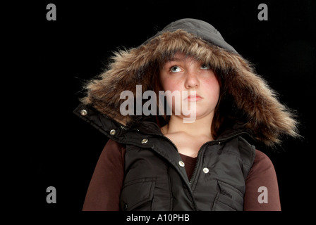 Teenage girl with attitude et d'une capuche doublée de fourrure Banque D'Images