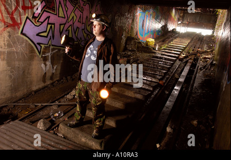 Un explorateur URBAIN DANS UN TUNNEL MENANT À UN MAGASIN D'ARMES DE GUERRE WILTSHIRE UK Banque D'Images