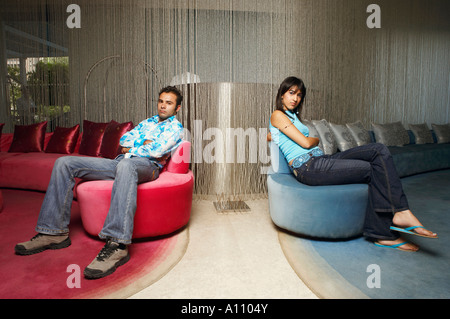 Portrait d'un jeune homme et une jeune femme assise sur la table Banque D'Images