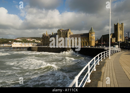 Front de Aberystwyth, montrant l'ancien collège, St Michaels Church et la jetée, le Pays de Galles, Royaume-Uni. Banque D'Images