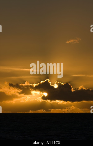 Coucher de soleil d'automne sur Cardigan Bay, Pays de Galles, Royaume-Uni. Banque D'Images