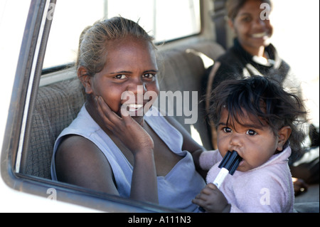 Une femme autochtone et son bébé Pitjantjara Anangu terres au sud de l'Australie Banque D'Images