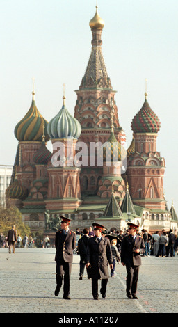 Promenade à travers les soldats Moscows Place Rouge avec St basilics en arrière-plan Banque D'Images