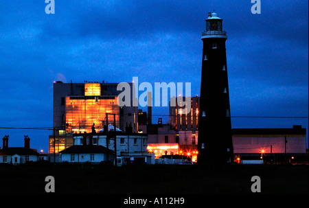 Intérieur lumineux orange de centrale nucléaire de Dungeness avec ancien phare la nuit, Kent, Angleterre, Royaume-Uni Banque D'Images