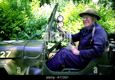 L'homme à la guerre mondiale 2 American Jeep Banque D'Images