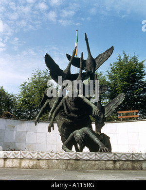 La sculpture centrale illustrant le conte mythologique des enfants de LIR dans le jardin du souvenir situé à l'extrémité nord de Parnell Square Dublin Banque D'Images