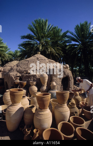 Pots en argile et four Bahla Oman Banque D'Images