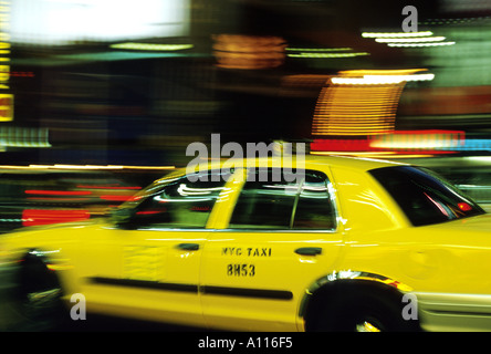 Des taxis dans Times Square de nuit New York New York Motion Image floue Banque D'Images