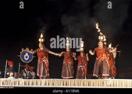 UGA75855 Groupe de danse Rajasthani pots d'équilibrage avec le feu Festival du désert à Jaisalmer Rajasthan Inde Banque D'Images