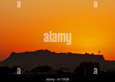 UGA75884 couleurs avec le coucher du soleil sur Jaisalmer Fort Jaisalmer Rajasthan Inde hill top Banque D'Images