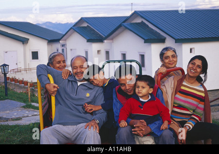 Urban Indian famille de sept personnes en vacances à Koti près de Simla Himachal Pradesh Inde Asie - MR#313 Banque D'Images