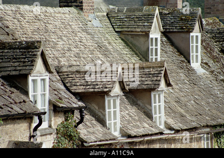 Cotswold cottage lucarnes, toits de tuiles de pierre, Winchcombe, Cotswolds, Gloucestershire, Angleterre, Royaume-Uni, Europe Banque D'Images