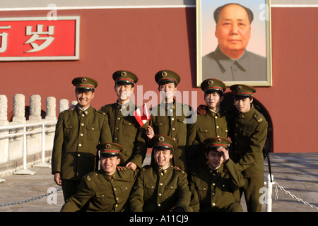 Soldats posent pour une photo souvenir devant le portrait de Mao, porte de la paix céleste, Beijing, Chine Banque D'Images