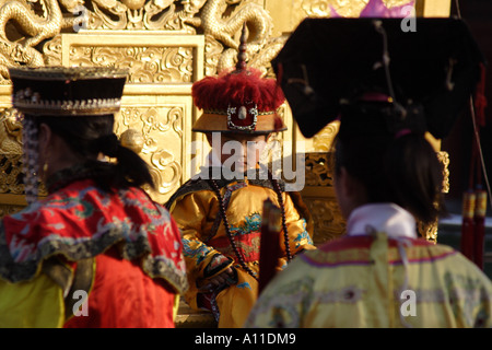 Les touristes chinois s'habillent de vêtements de la période à l'extérieur de la Cité Interdite, Pékin, Chine Banque D'Images