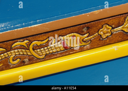 Décoration de coque sculptée sur un bateau de pêche côtière de classe kajjikk Marsaxlokk Malte Îles de Malte Mer Méditerranée Banque D'Images