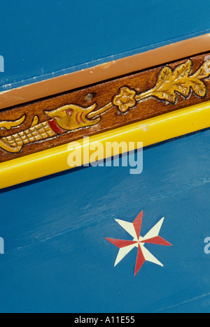 Décoration de coque sculptée sur un bateau de pêche côtière de classe kajjikk Marsaxlokk Malte Îles de Malte Mer Méditerranée Banque D'Images
