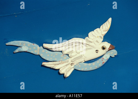 Décoration de coque sculptée sur un bateau de pêche côtière de classe kajjikk Marsaxlokk Malte Îles de Malte Mer Méditerranée Banque D'Images