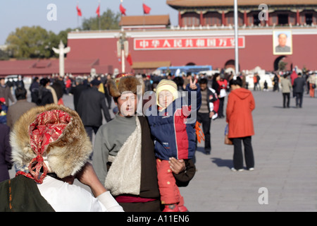 Homme Tibetten prend une photo d'autres touristes de Chamdo, au Tibet, en face de la Cité Interdite, porte de la paix céleste, Beij Banque D'Images