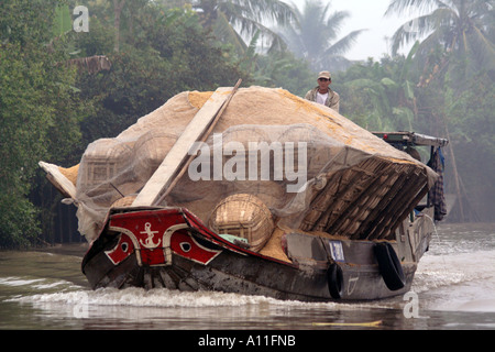 Le transport de l'écorce de riz, Delta du Mékong, Vietnam Banque D'Images