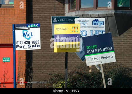 Collection d'agents immobiliers à vendre et à laisser les panneaux extérieurs Banque D'Images
