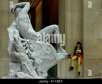 Personnes dans le musée du Louvre Banque D'Images