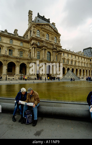 Contrôle de la carte par les touristes Louvre à Paris France Banque D'Images