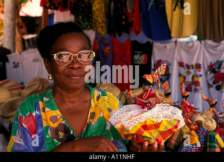 Les gens, vendeur, vente de poupées, marché artisanal, le contact oculaire, vue avant, Place de la Savane, Fort-de-France, Martinique, French West Indies, France Banque D'Images