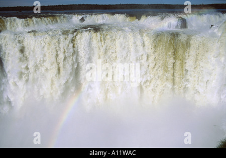 À la recherche dans la Garganta del Diablo (la gorge du diable), les chutes d'Iguaçu (Cataratas do Iguaçu), Brésil Banque D'Images