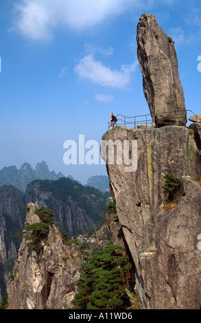 Touristiques de l'ouest en volant Rock, Huangshan Montagnes, Anhui, Chine Banque D'Images