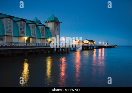 Penarth Pier. Galles du Sud dans la nuit - Marée haute avec reflets dans la mer. Banque D'Images