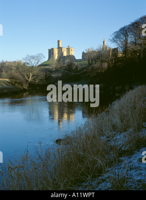 Château de Warkworth vu sur la rivière coquet en hiver, Warkworth, Northumberland, England, UK. Banque D'Images