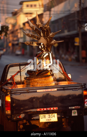 Statue de Bouddha Naga étant livrés à l'arrière d'un pick up Truck sur Bamrung Muang Road Bangkok Thaïlande Banque D'Images