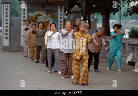 Les vieilles femmes pratiquer le Tai Chi en dehors de Den Ngoc Son Temple, Hoan Kiem, Hanoi, Vietnam Banque D'Images