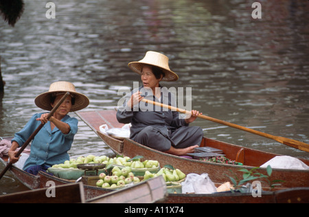 Bateaux chargés de légumes pour la vente à Khlong Talat tonne Kem Marché Flottant, Damneon Saduak, Thaïlande Banque D'Images