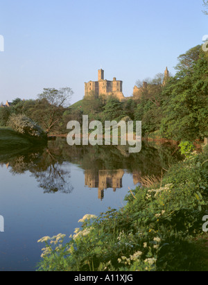 Château de Warkworth vu sur la rivière coquet sur une chaude après-midi d'été, Warkworth, Northumberland, England, UK. Banque D'Images