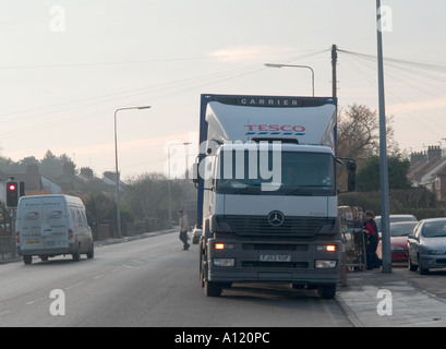 Tesco camion stationné sur fading illégalement des lignes jaunes, wroxham road, Chablais, Norwich, Norfolk, East Anglia, Angleterre, Royaume-Uni, Banque D'Images