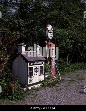 Une vieille pompe à essence Essence utilisée pour la publicité et l'Irish Stout Sibin Bar à Col Healy Lauragh près de Kenmare Banque D'Images