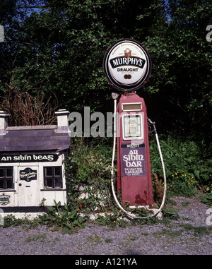 Une vieille pompe à essence Essence utilisée pour la publicité et l'Irish Stout Sibin Bar à Col Healy Lauragh nr Kenmare Banque D'Images