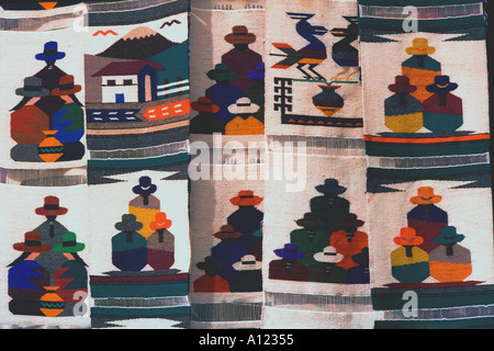 L'artisanat traditionnel (tapis) en vente dans le marché d'Otavalo, Équateur Banque D'Images