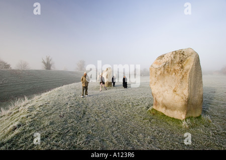 Avebury Stone Circle enveloppée de brouillard sur un matin d'hiver glacial Banque D'Images