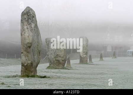 Avebury Stone Circle enveloppée de brouillard sur un matin d'hiver glacial Banque D'Images