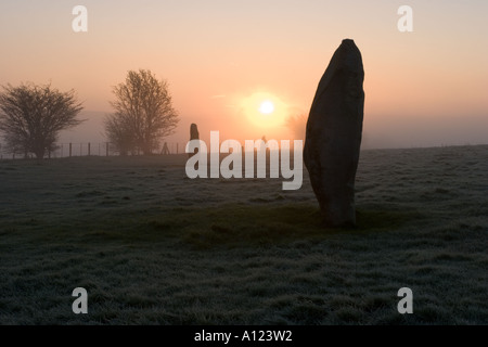 Avebury Stone Circle enveloppée de brouillard sur un matin d'hiver glacial Banque D'Images