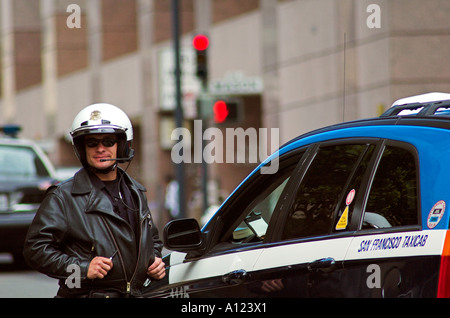 La circulation générale de conducteur de taxi à San Francisco, Californie, USA. Après l'accident de la route avec un piéton. Banque D'Images