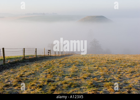 Silbury Hill monument néolithique mystérieux dans le Wiltshire enveloppées de brumes au petit matin Banque D'Images