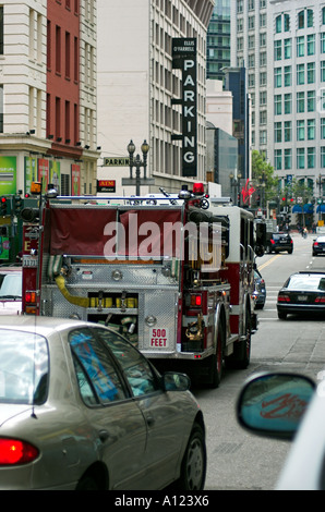 Camion de pompiers dans le trafic, San Francisco, California, USA Banque D'Images
