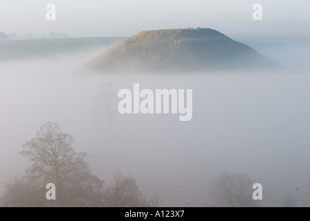 Silbury Hill monument néolithique mystérieux dans le Wiltshire enveloppées de brumes au petit matin Banque D'Images