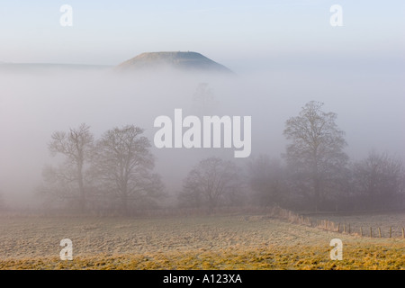 Silbury Hill monument néolithique mystérieux dans le Wiltshire enveloppées de brumes au petit matin Banque D'Images