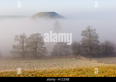 Silbury Hill monument néolithique mystérieux dans le Wiltshire enveloppées de brumes au petit matin Banque D'Images