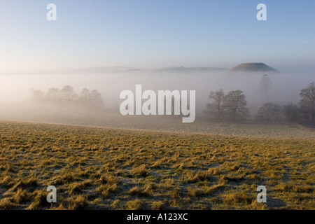 Silbury Hill monument néolithique mystérieux dans le Wiltshire enveloppées de brumes au petit matin Banque D'Images