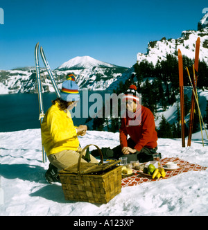 Deux jeunes filles en faisant une pause dans la neige au cours d'un voyage de ski dans la région de Crater Lake National Park dans l'Oregon Banque D'Images